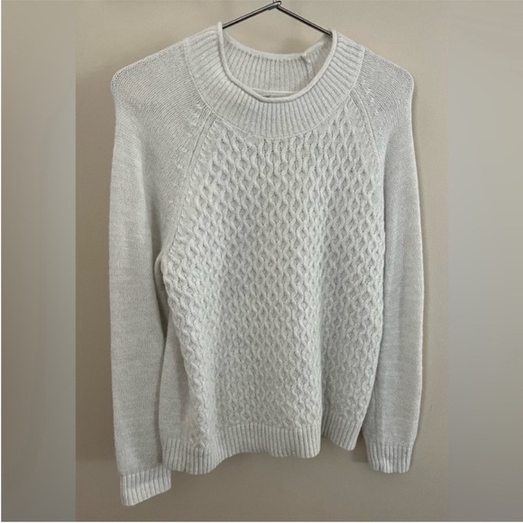 Croft&Barrow Woman's white Long Sleeve Sweater
Size Medium - Picture 1 of 4